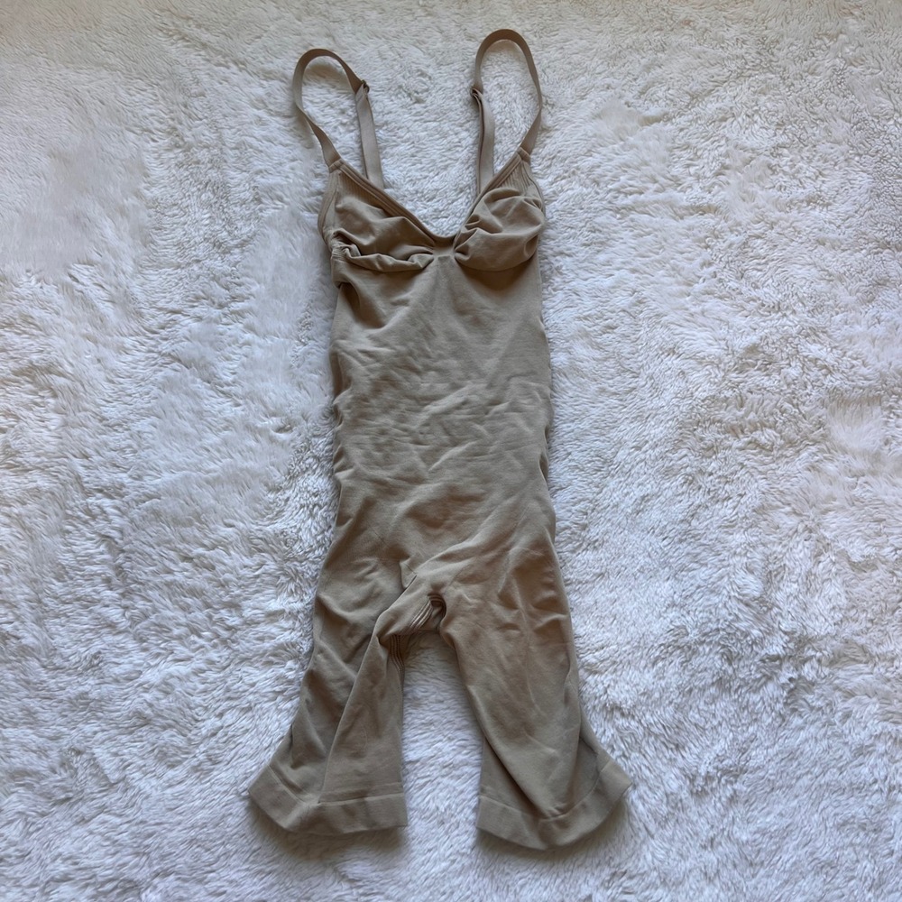 Skims Sculpting Mid Thigh Bodysuit Sand Beige Size XXS Shapewear Bodysuit NWOT